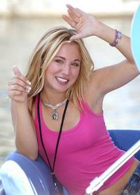 kaley_cuoco_1140104094.jpg